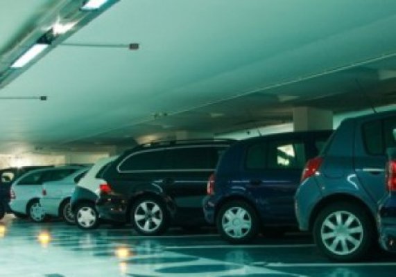 Accident rutier într-o parcare subterană